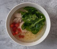 Куриный суп с птитином, шпинатом и томатами