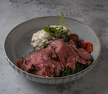 Салат с ростбифом и соусом тоннато