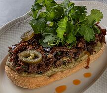 Брускетта с томленой говядиной и гуакамоле