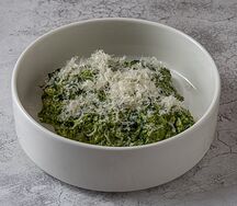 Шпинат, запеченный с тремя видами сыра