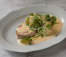 Индейка sous-vide с брокколи в сливочно-сырном соусе