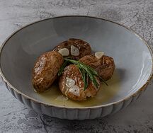 Картофель, запеченный с розмарином и чесноком