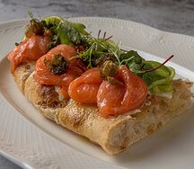 Брускетта с лососем, сливочным соусом и огурцом