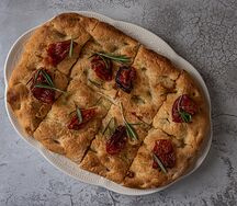 Фокачча с розмарином и вялеными томатами