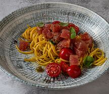 Тунец со спагетти, томатами и каперсами