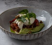 Тартар из тунца с бурратой и томатами