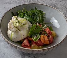 Буррата с томатами