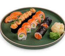 Сет роллов с лососем