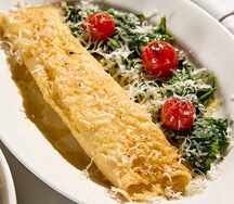 Омлет со шпинатом, томатами черри и выдержанным сыром