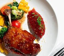 Утиная ножка конфи, молодые овощи, томатный джем