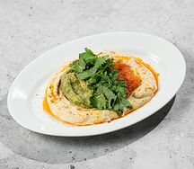 Хумус с гуакамоле и томатами