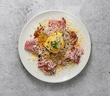 Картофельные драники с копченым окороком и яйцом пашот