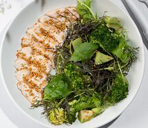 Куриная грудка с салатом и авокадо