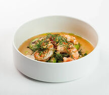 Креветки, жареные кабачки, томатная сальса