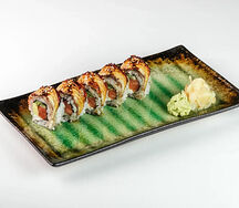 Ролл с угрем, лососем, авокадо, сливочным сыром и огурцом