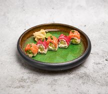 Ролл с лососем, тунцом, сливочным сыром и авокадо