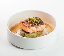 Стейк из лосося, крем из авокадо, васаби