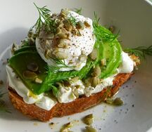 Авокадо-тост, сливочный сыр, яйцо пашот