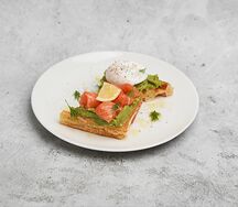 Вафля, копченый лосось, авокадо, пашот