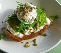 Авокадо тост, сливочный сыр, яйцо пашот