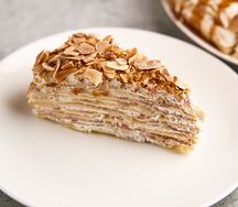 Блинный торт с соленой карамелью и миндалем