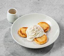 Сырники с воздушным кремом и вареньем из манго