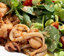 Салат с морепродуктами, гамадари и авокадо