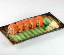 Ролл с крабом, авокадо и спайси-соусом