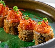 Жареный ролл с лососем