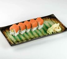 Ролл с лососем, сливочным сыром, авокадо и красной икрой