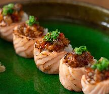 Теплый ролл с лососем и угрем