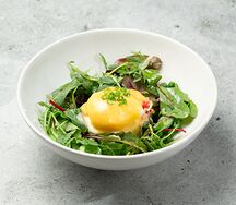 Жареное авокадо с крабом и яйцом пашот