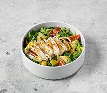 Большой салат с кальмаром и манго-юдзу