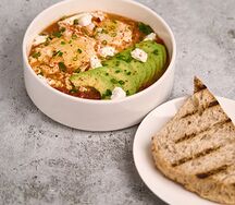 Шакшука с авокадо и сыром фета