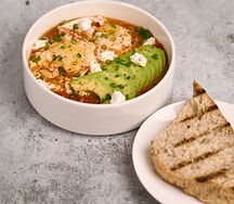 Шакшука с авокадо и сыром Фета