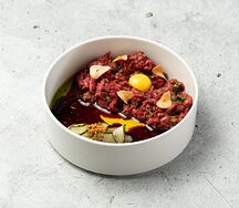 Тартар из говядины с хрустящими огурцами и кунжутом