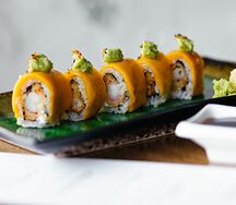 Ролл Хрустящая креветка, манго и авокадо