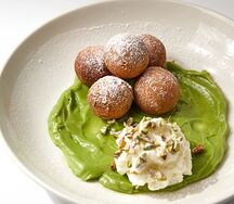 Творожные пончики с кремом авокадо и фисташкой