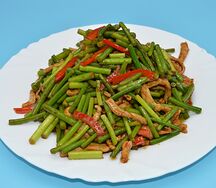 №473 Стрелки чеснока со свининой