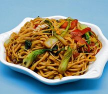 №546 Жареная лапша с яйцом и овощами