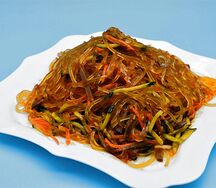 №414 Салат с чечевичной лапшой и свининой