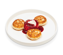 Сырники с малиной и кремом из сметаны