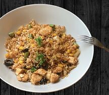 Рис Wok с цыпленком гриль