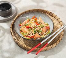 Удон с лососем в устричном соусе