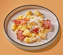 Омлет с беконом и сыром