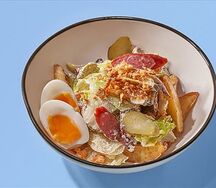 Теплый салат с колбасками