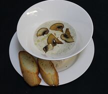 Суп-крем из белых грибов, шампиньонов и вешенок с багетом