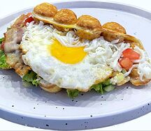 Вафля с яйцом и беконом