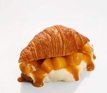 Круассан с манго и карамелью
