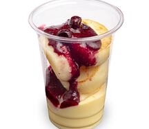 Сырники с ванильным кремом и черничным конфи